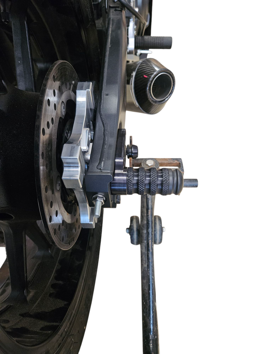 R7 FZ/MT07 REAR AXLE SLIDERS WITH AXLE BLOCKS